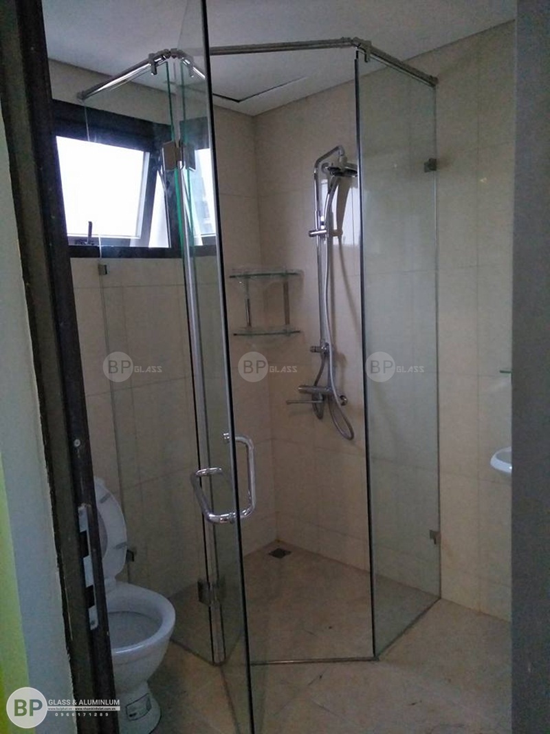 Thi công vách tắm kính 135 độ Anh Đức Lạc Hồng